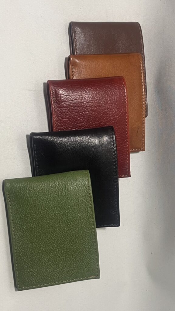 Billeteras de cuero en verde, negro, rojo, café y habano para elegir como regalo
