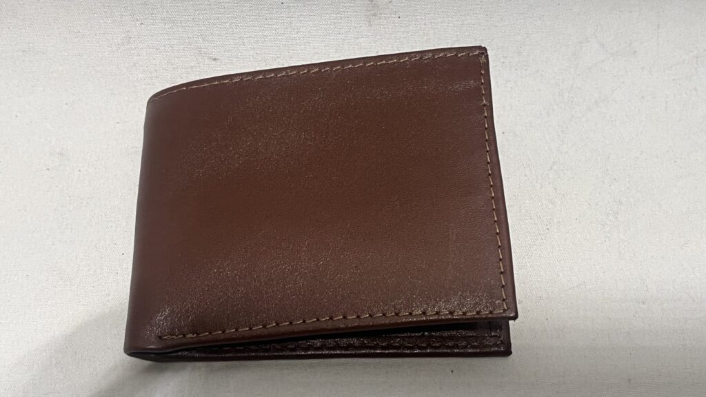 Billetera de cuero marrón hecha a mano en Chile, con pátina de uso