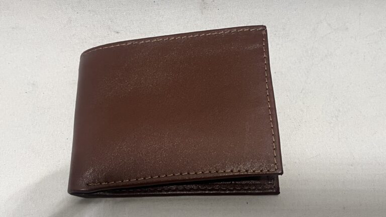 Billetera de cuero marrón hecha a mano en Chile, con pátina de uso