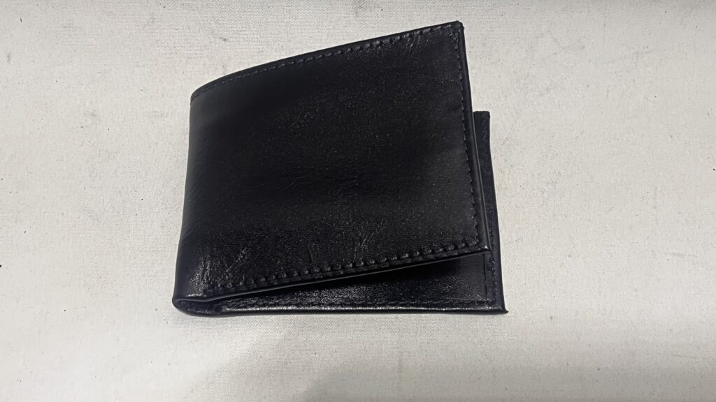 Billetera de cuero negro hecha a mano, ideal como regalo corporativo con grabado